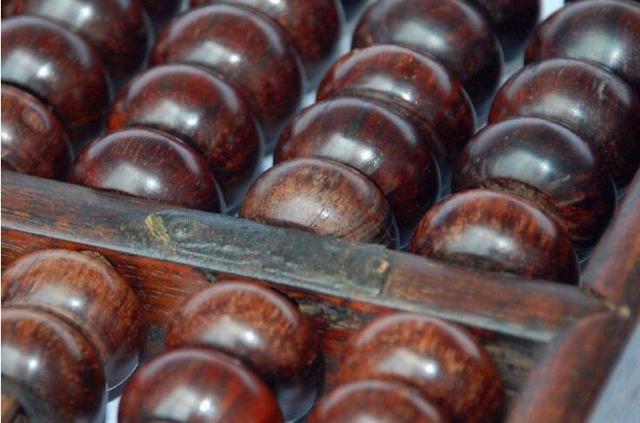 老物件的记忆：老算盘