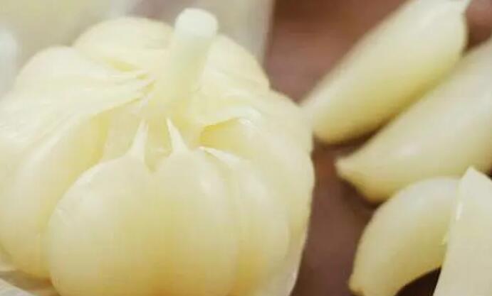 新蒜上市，一招叫你学会腌制吃起来像水果的糖蒜