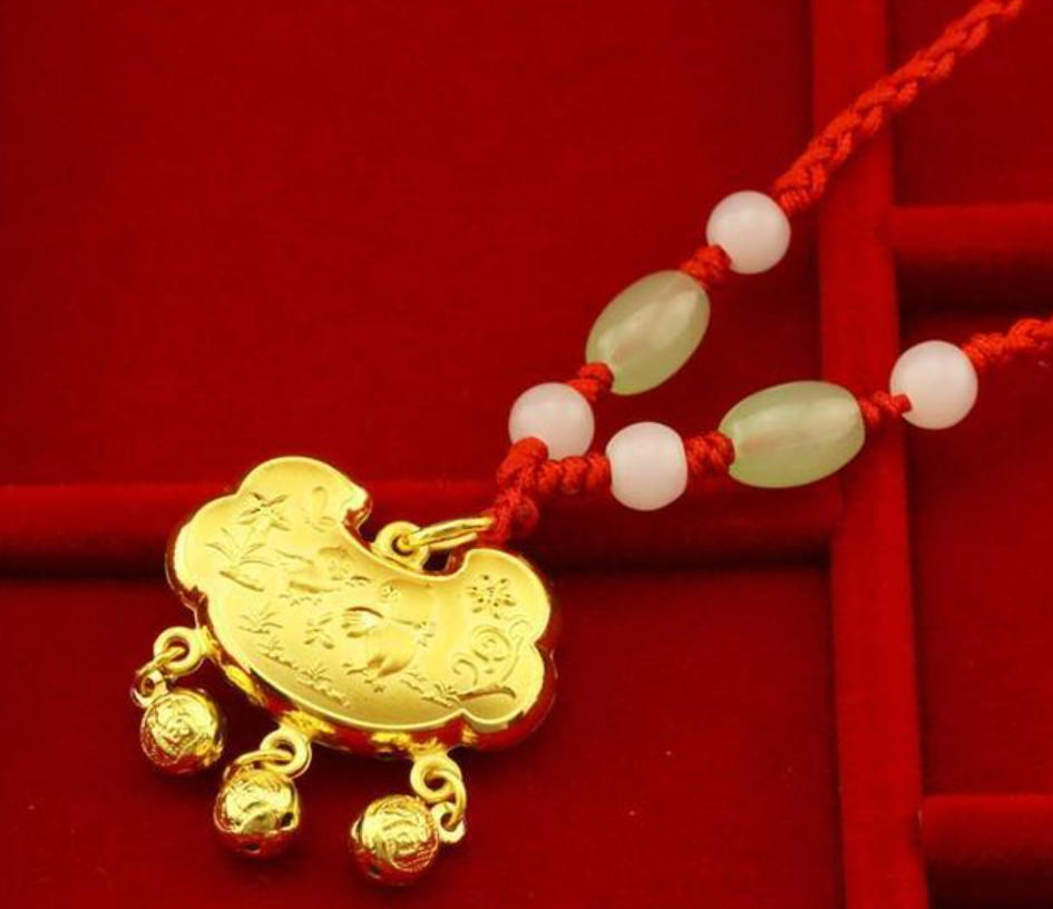 孩子百天为何要戴银锁？解读“长命锁”背后的民俗密码