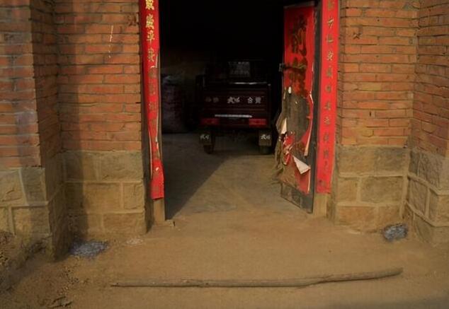 春节习俗，除夕在门口放拦门棍是做啥用的？